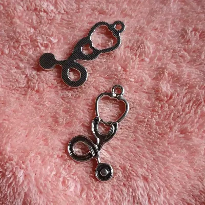 Dije doctor estetoscopio