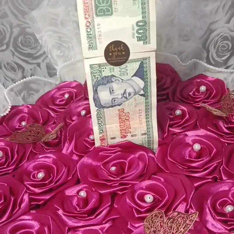 Ramo con dinero dentro 