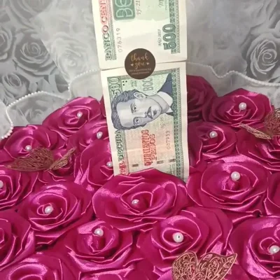 Ramo con dinero dentro 