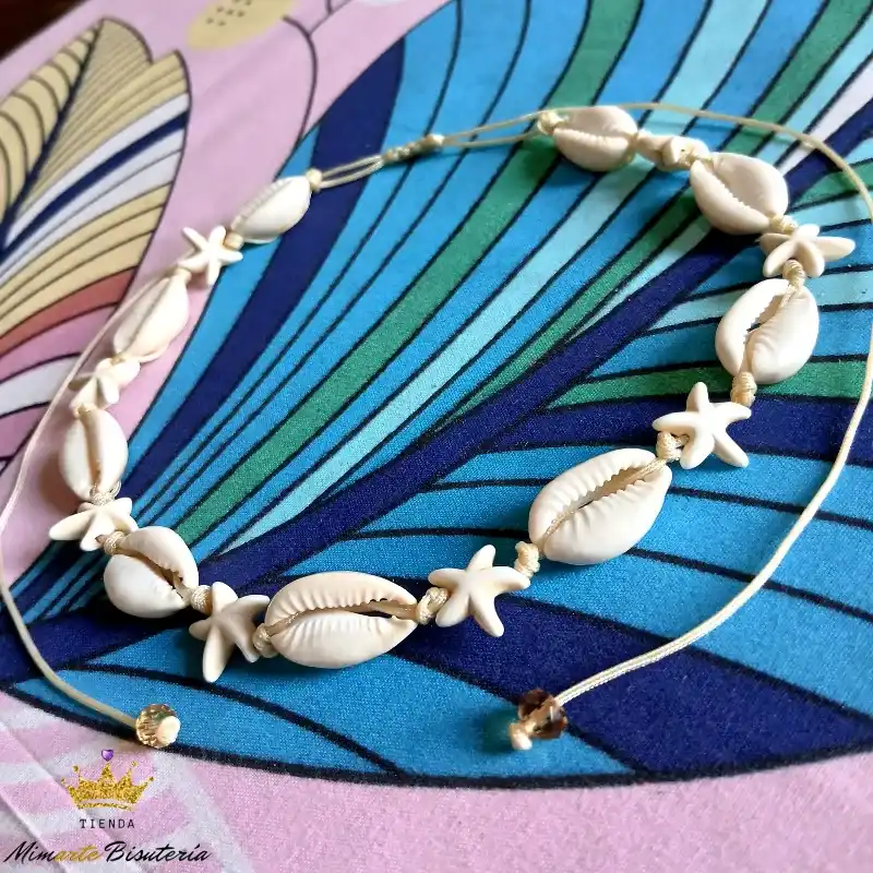 Collar de caracoles naturales con estrellas de piedra