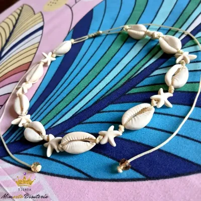 Collar de caracoles naturales con estrellas de piedra