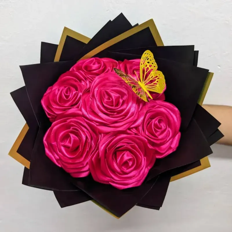 Ramo de 7 Rosas con Mariposa