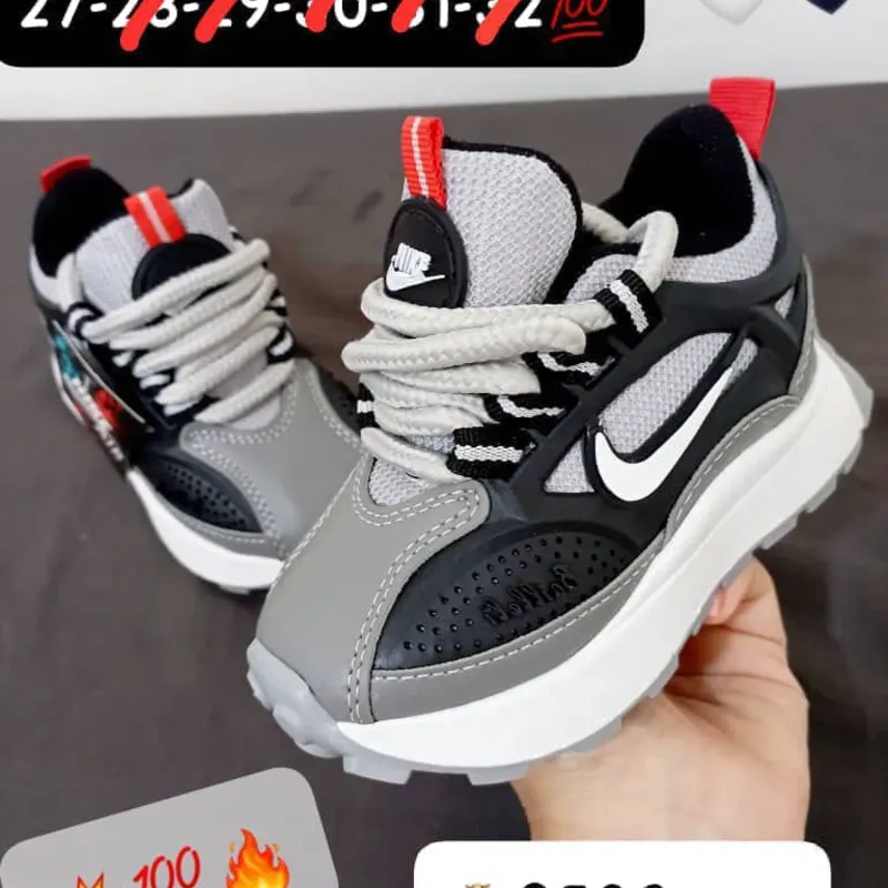 NIKE BAILLELI GRIS Y NEGRO DETALLE ROJO