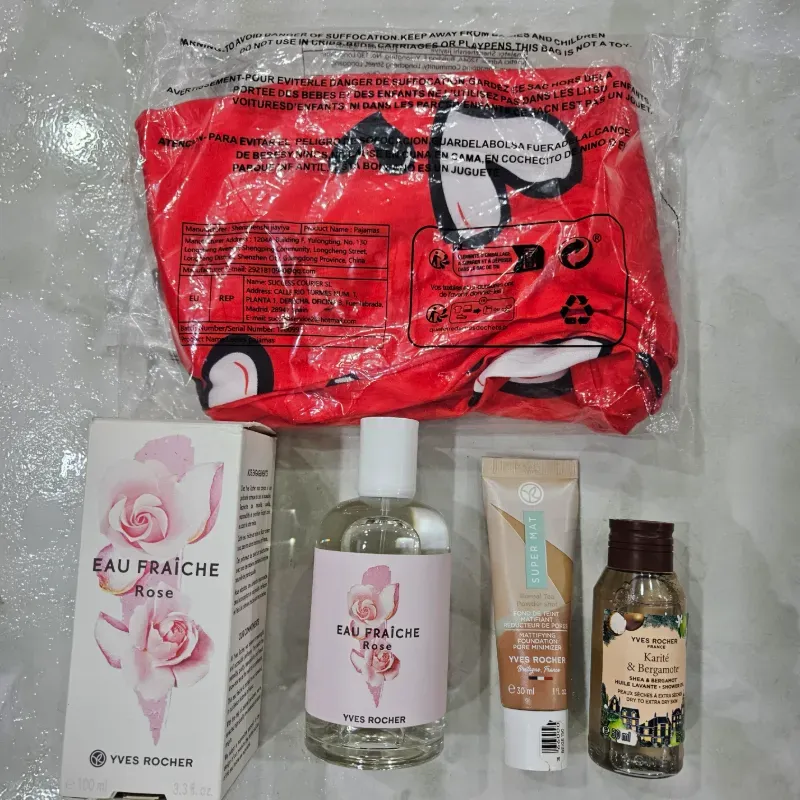 Colonia Yves Rocher,  base de maquillaje, gel para ducha y vestidito para dormir
