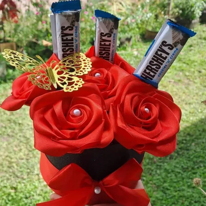 Caja rellena con rosas y confituras