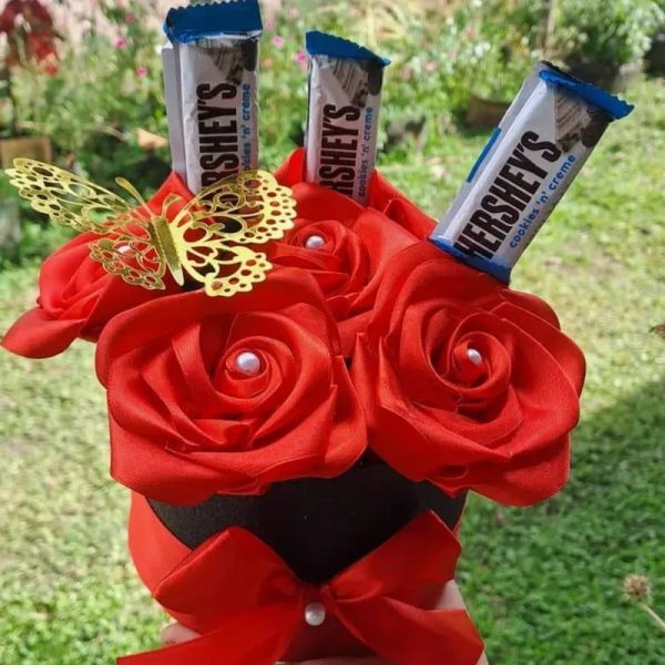 Caja rellena con rosas y confituras