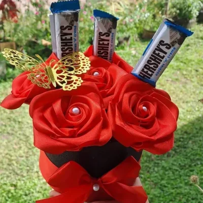 Caja rellena con rosas y confituras