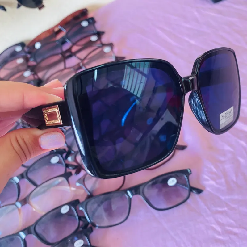 Gafas de sol con lentes oscuros y detalles en la armadura