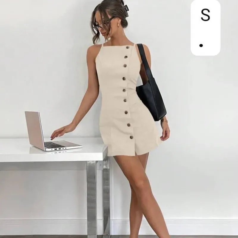  Vestido Nude Button – Minimalismo urbano con diseño asimétrico y actitud fresca