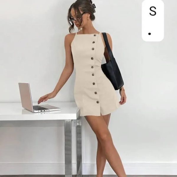 Vestido Nude Button – Minimalismo urbano con diseño asimétrico y actitud fresca