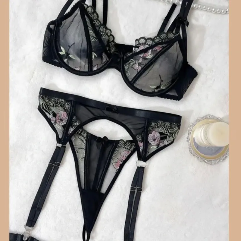 Set negro con flores bordadas