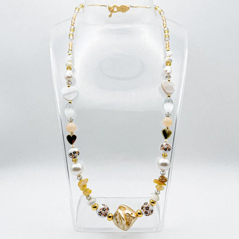 Collar de perlas naturales, artificiales, piedras semipreciosas, entre piezas de porcelana y cristales