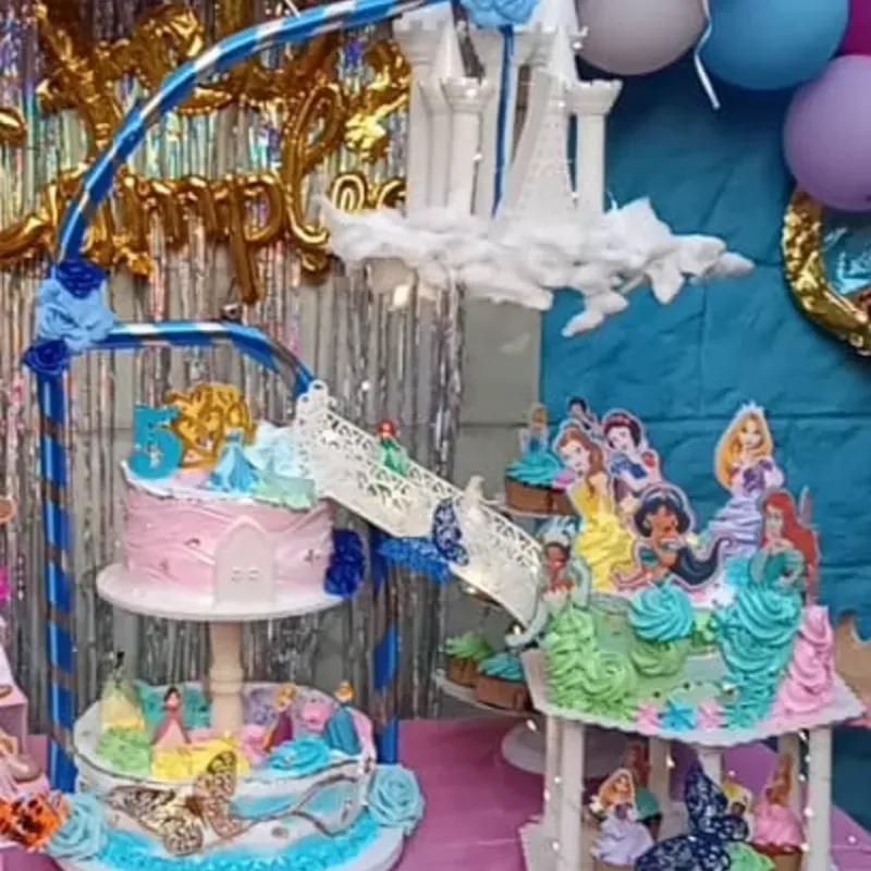 Triple personalizado con escaleras, columnas y luces ( contiene un piso flotante, ideal para decorar según la temática)