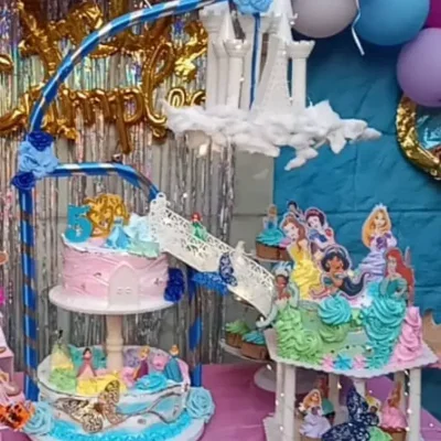 Triple personalizado con escaleras, columnas y luces ( contiene un piso flotante, ideal para decorar según la temática)