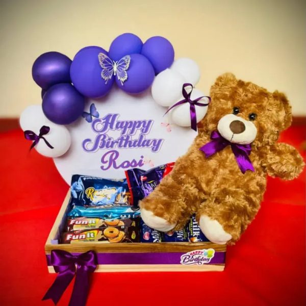 Caja decorada con peluche y chucherías