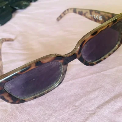 Gafas de sol con lentes oscuros y armadura de carey