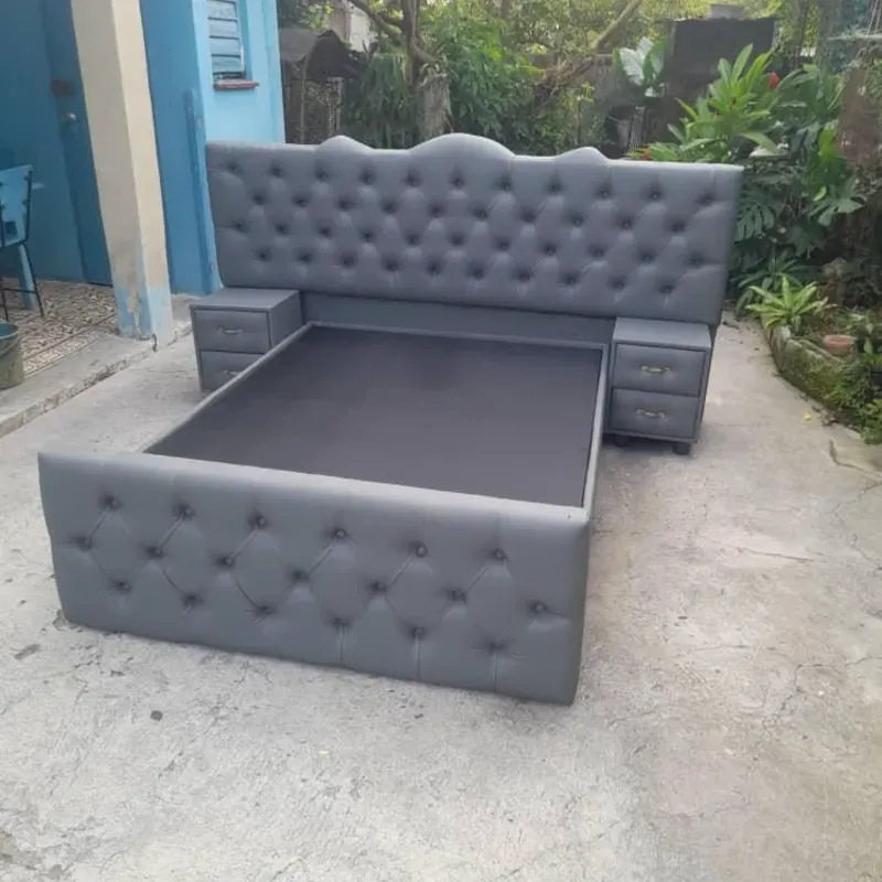 CAMA CON PIELERA Y MESITAS