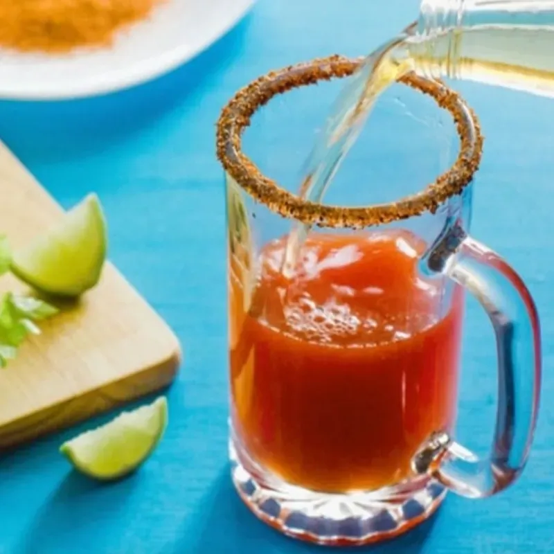 Salsa de michelada con cerveza importada