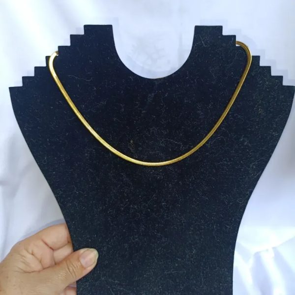 Cadena de acero dorada