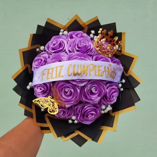 Ramo de 15 rosas+ corona+ cinta personalizada
