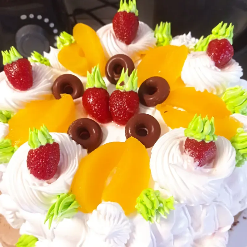 Panetelas rellenas y decoradas de frutas