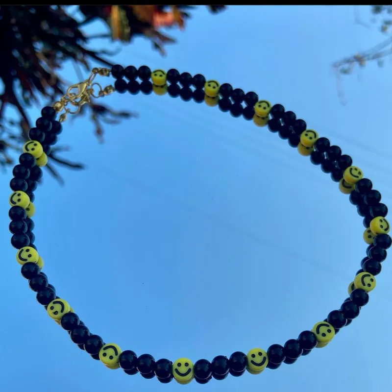 Collar de perlas negras con emojis