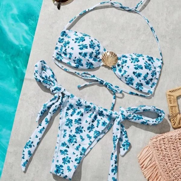 Bikini con estampado floral azul y adorno concha dorada