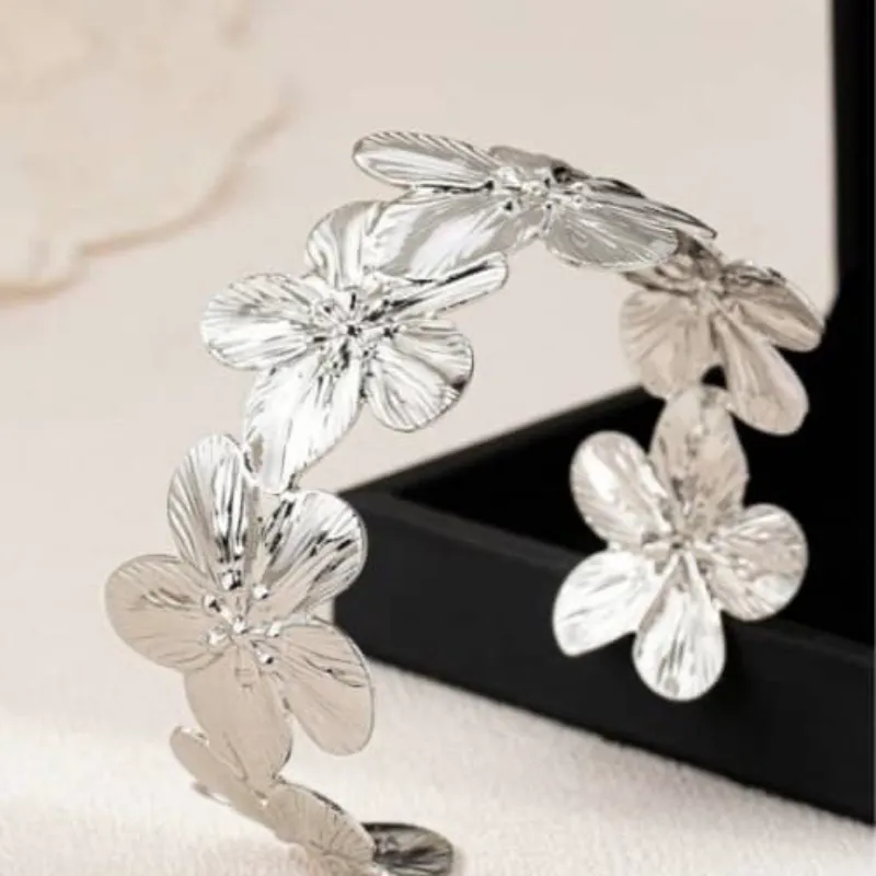 Brazalete de flores plateadas