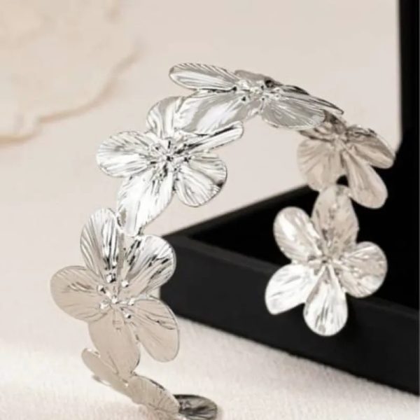 Brazalete de flores plateadas