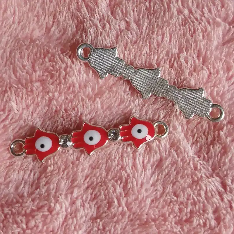 Dije Conector ojo turco triple rojo forma mano de Fátima con detalle