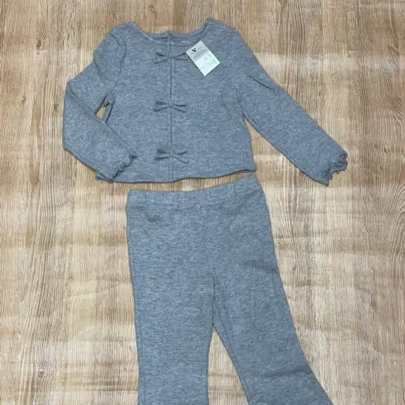 Conjunto con lazos color gris