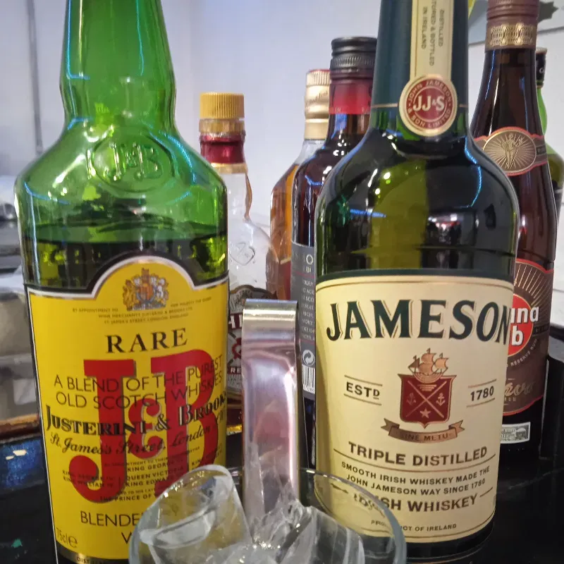 Whisky J*B  y Jameson