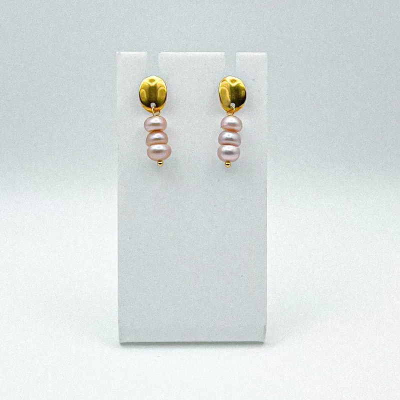 Aretes con perlas naturales y herrajes de acero inoxidable con baño de oro 18