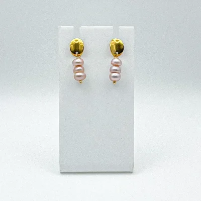 Aretes con perlas naturales y herrajes de acero inoxidable con baño de oro 18