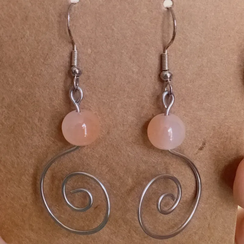 Aretes de espiral con cuenta