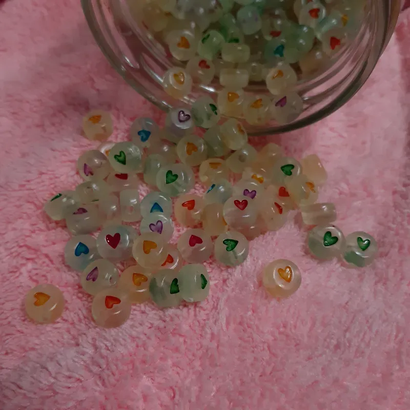 Cuentas fluorescentes corazones de colores