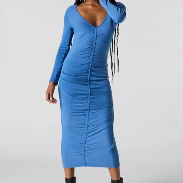 Vestido midi azul.