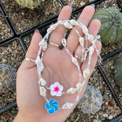 Collares de caracoles naturales + Plumeria