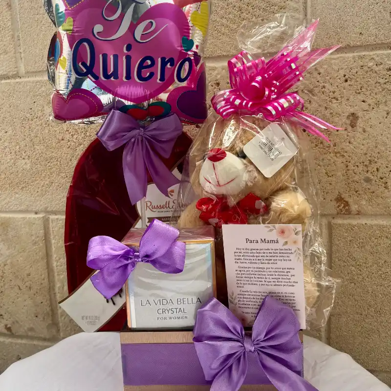 Caja de madera con peluche, perfume y caja de bombones