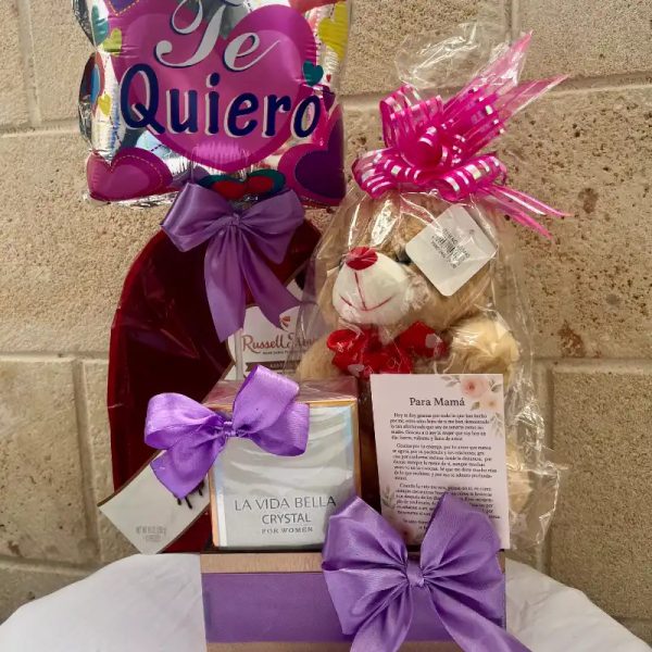 Caja de madera con peluche, perfume y caja de bombones