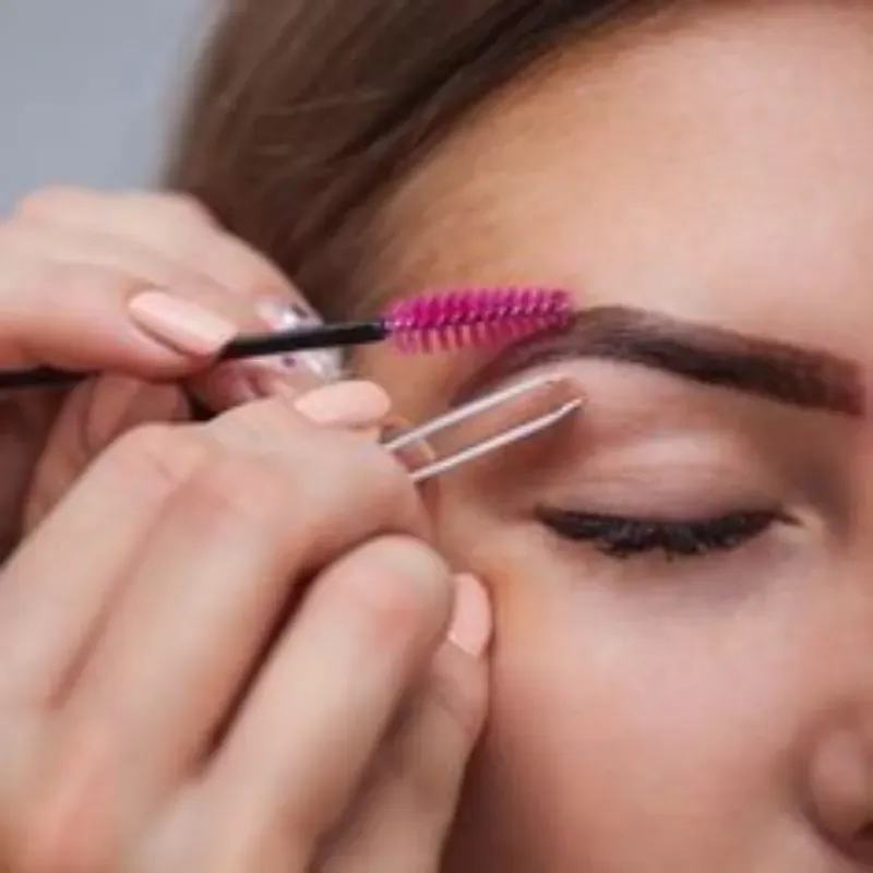 Sacado de cejas con pinza
