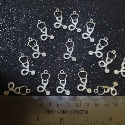 Dije en forma de estetoscopio