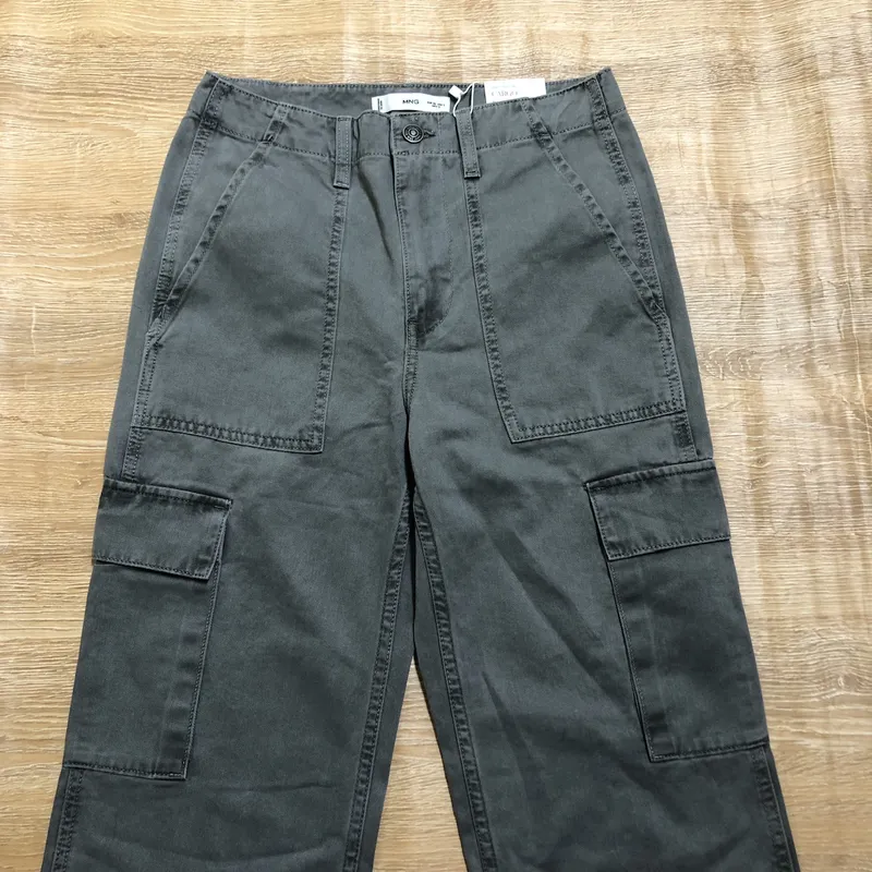 Pantalón Cargo marca Mango color gris