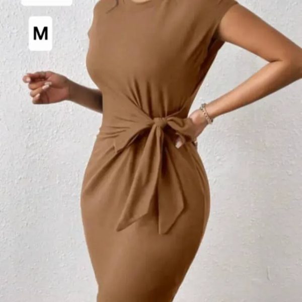 Vestido café con nudo