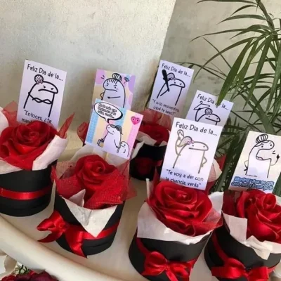 Cajita de 1 rosa eterna y postal