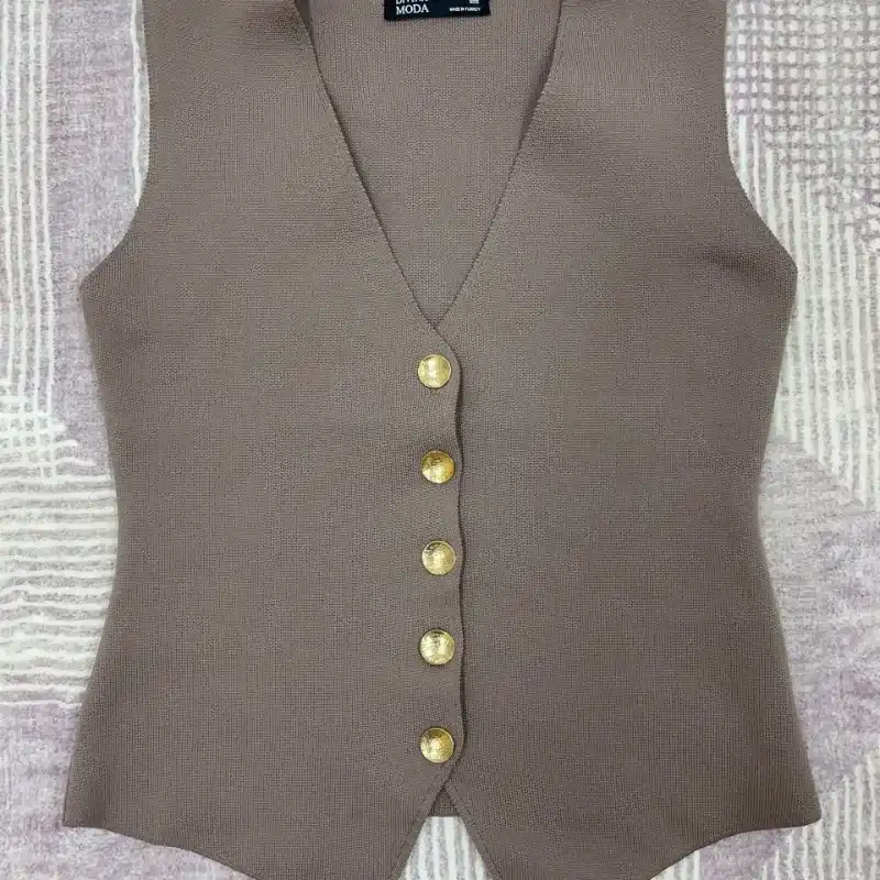 Chalequito moka con botones dorados