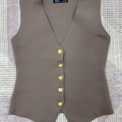 Chalequito moka con botones dorados