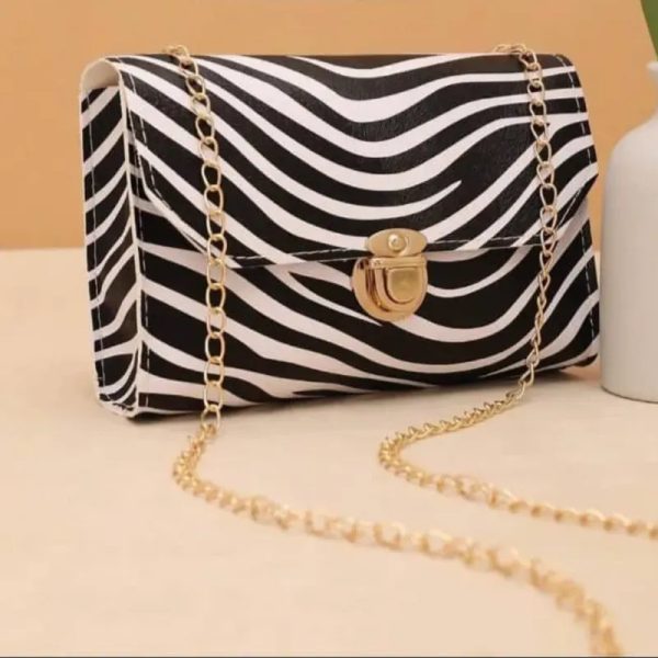 Cartera blanca y negra