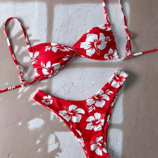 Bikini rojo de flores blancas