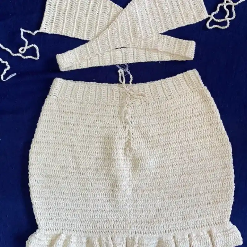 Conjunto de blusa cruzado con saya de vuelos